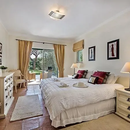 Sleeps 6 Pool Air Con Wifi T607846